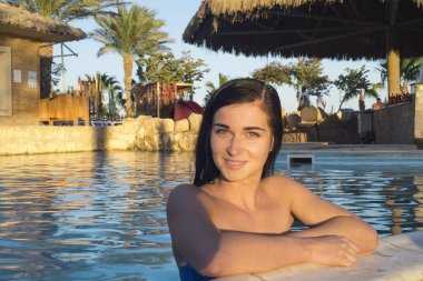 Güzel kız. Havuzdaki kız