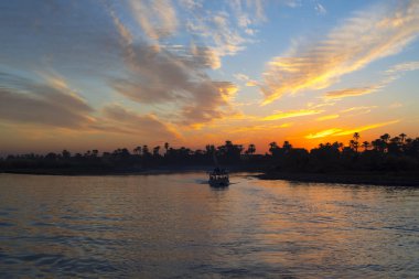 Nil Nehri üzerinde güzel gün batımı