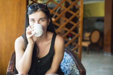 Güzel kız. Bir kız kahve içiyor. 