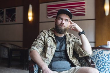 Sakallı bir adam. Düşünceli sakallı adam kapalı.