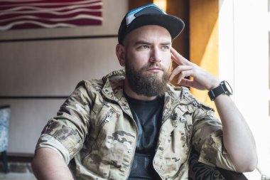 Sakallı bir adam. Düşünceli sakallı adam kapalı.