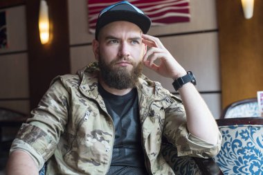 Sakallı bir adam. Düşünceli sakallı adam kapalı.