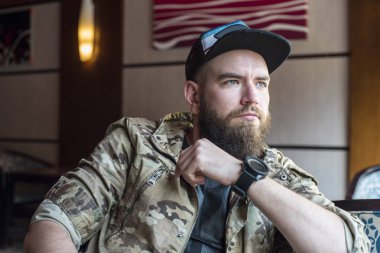 Sakallı bir adam. Düşünceli sakallı adam kapalı.