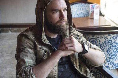 Sakallı bir adam. Düşünceli sakallı adam kapalı.