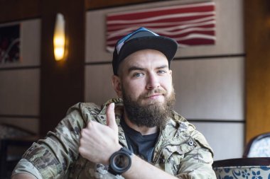 Sakallı bir adam. Adam sınıfı gösteren