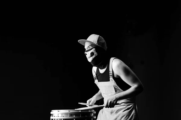 Злой барабанщик на черном фоне — стоковое фото