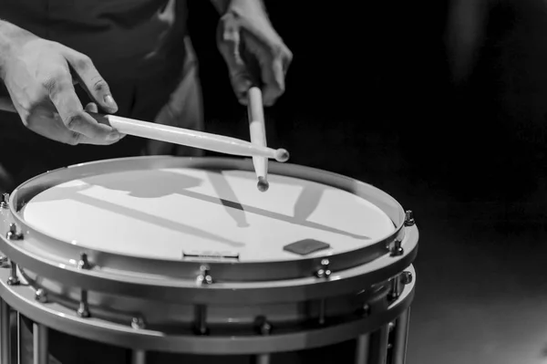 Nas mãos de um baterista com um tambor de marchando. — Fotografia de Stock