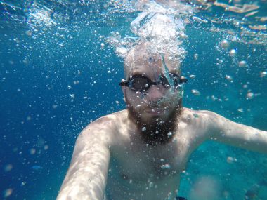 Bir sakallı adam. Sakallı adam kızıl denizde Yüzme. 