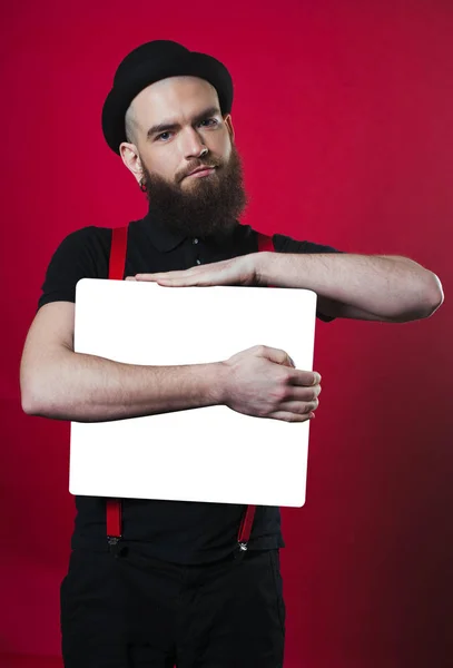 Homem barbudo segurando papel vazio — Fotografia de Stock