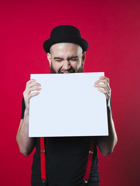 Een man bijt een wit blad — Stockfoto