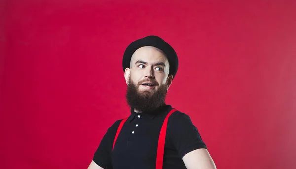 Бородатый парень на красном фоне — стоковое фото