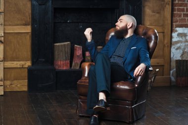 Sakallı bir adam ile bir takım elbise.