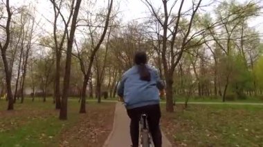 Kız bir yavaş hareket bir Bisiklete biniyor