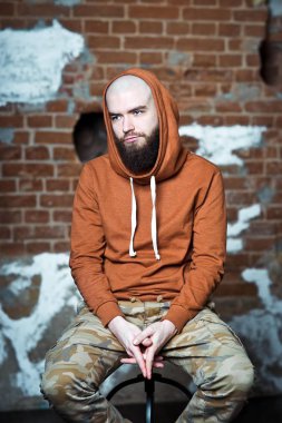 Sakallı adam. Bir adam bir tuğla duvar arka planda