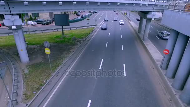 Vueltas de tiempo de conducir coches. Movimiento de vehículos a lo largo de la autopista — Vídeos de Stock