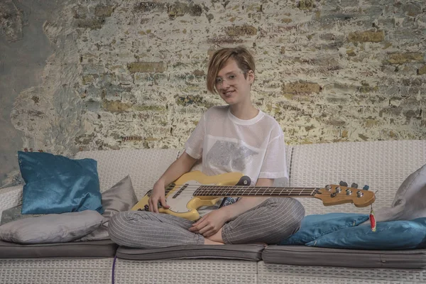 Chica con un bajo eléctrico. Hermosa chica con una guitarra. Chica con — Foto de Stock