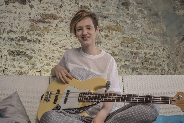 Chica con un bajo eléctrico. Hermosa chica con una guitarra. Chica con — Foto de Stock