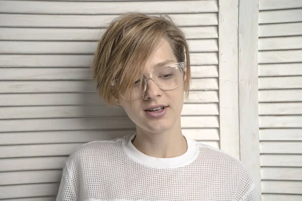 Retrato de una chica con gafas. La chica en gafas transparentes . — Foto de Stock