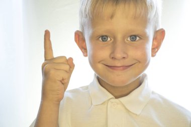 Küçük bir çocuk bir parmak gösterilen.