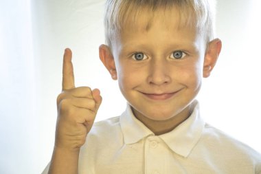 Küçük bir çocuk bir parmak gösterilen.