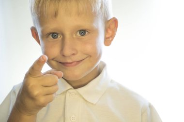 Küçük bir çocuk bir parmak gösterilen.