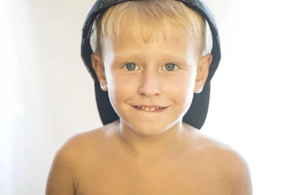 一个裸体的小男孩，戴着帽子的肖像. — 图库照片