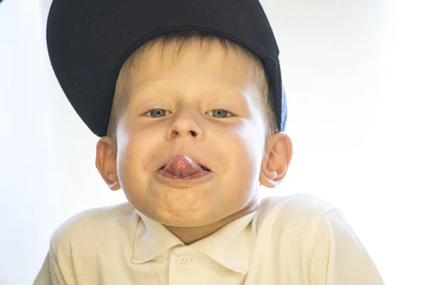 El chico muestra la lengua . —  Fotos de Stock