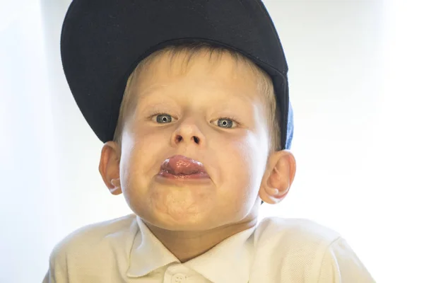 Хлопчик показує язик . — стокове фото