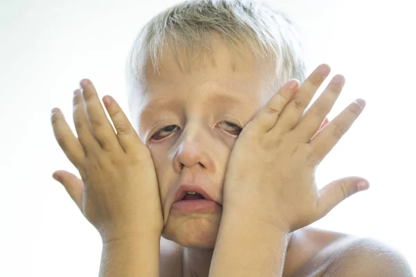 Le visage en colère d'un petit garçon . — Photo