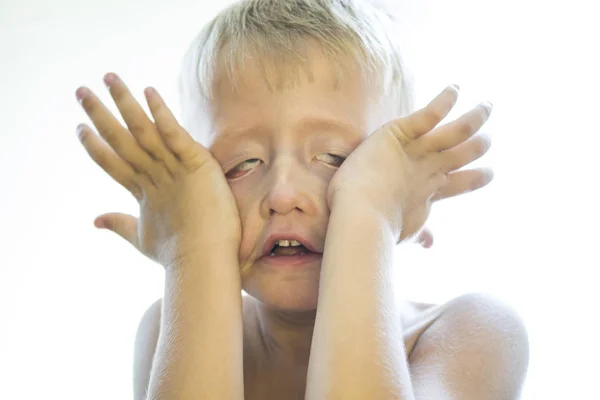 Arga ansiktet av en liten pojke. — Stockfoto