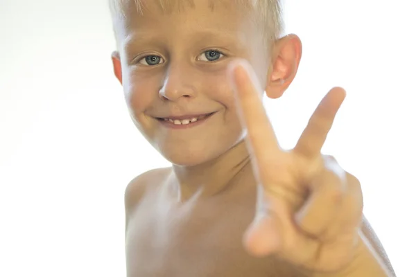 El chico muestra dos dedos . —  Fotos de Stock