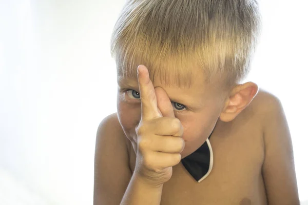 Un niño está mostrando un dedo . — Foto de Stock