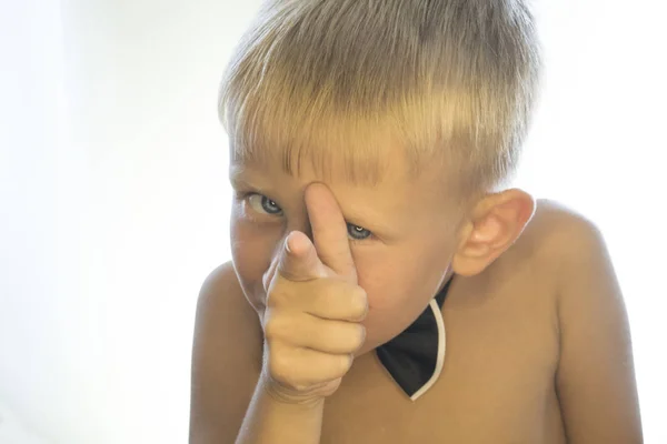 Un niño está mostrando un dedo . —  Fotos de Stock