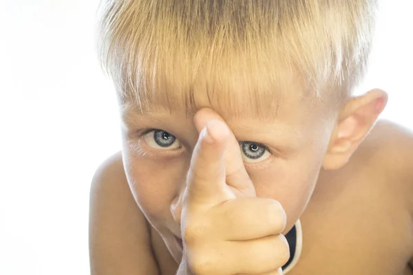 Un niño está mostrando un dedo . —  Fotos de Stock