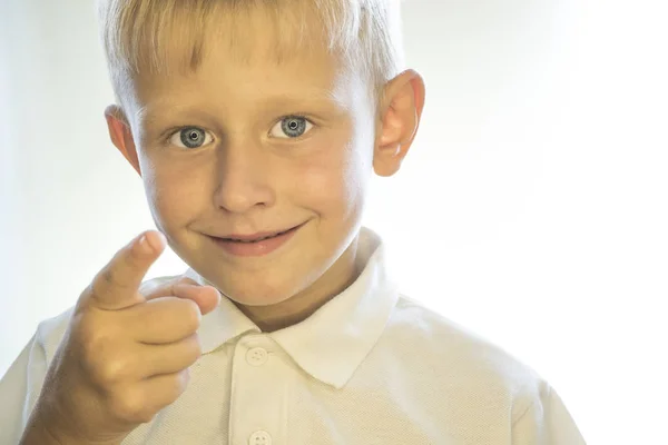 Un niño está mostrando un dedo . —  Fotos de Stock