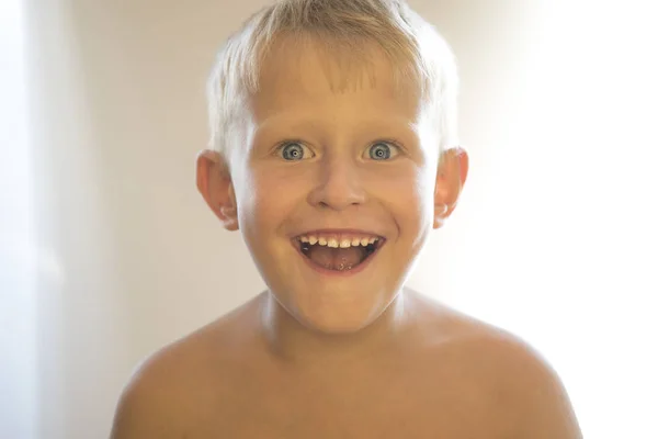 Portré egy kisfiú fehér háttér — Stock Fotó