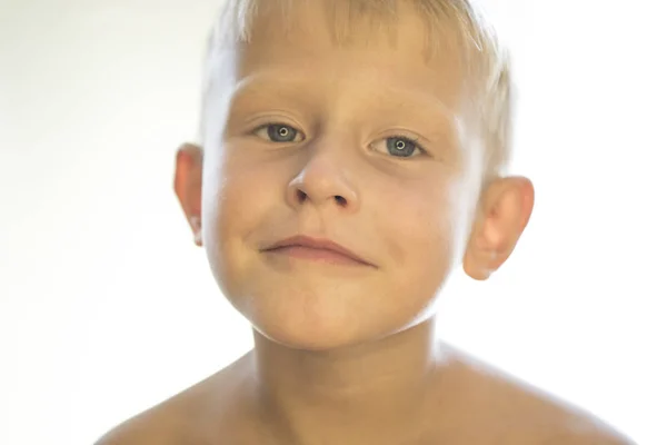 Портрет маленького хлопчика на білому тлі — стокове фото