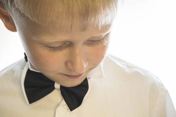 Portrait d'un petit garçon sur fond blanc — Photo