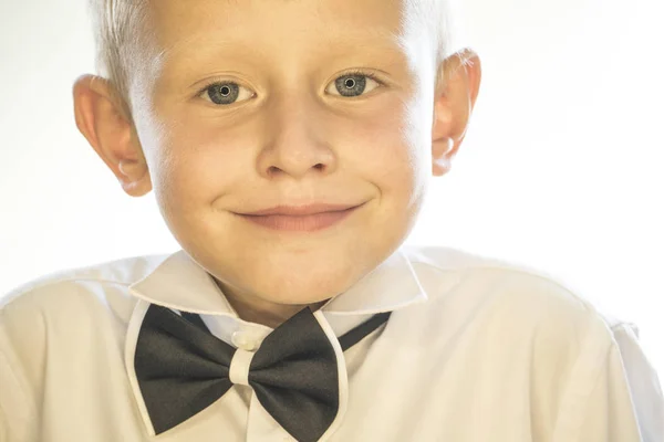 Portrait d'un petit garçon sur fond blanc — Photo