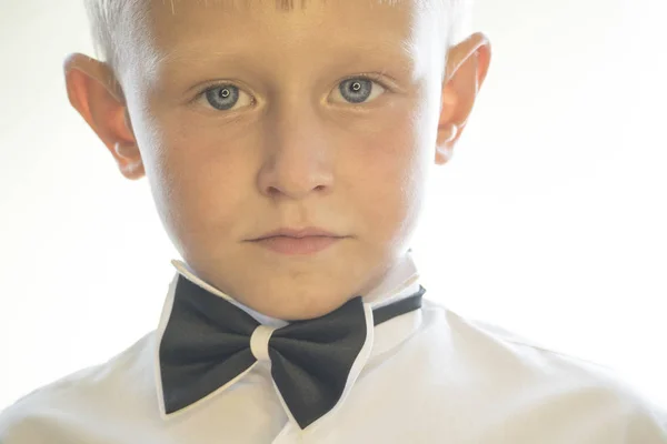 Portrait d'un petit garçon sur fond blanc — Photo