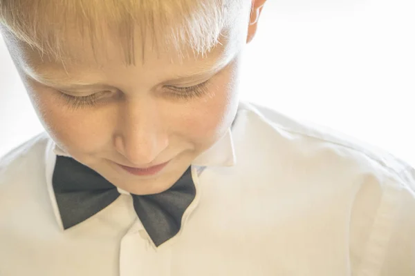 Portrait d'un petit garçon sur fond blanc — Photo