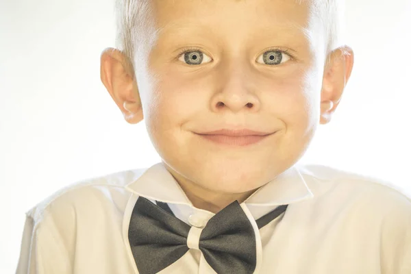 Portrait d'un petit garçon sur fond blanc — Photo