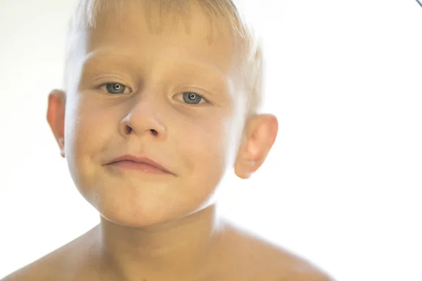 Portret van een jongetje op een witte achtergrond — Stockfoto