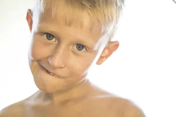 Retrato de um menino em um fundo branco — Fotografia de Stock