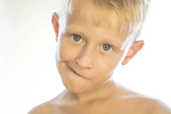 Porträtt av en liten pojke på en vit bakgrund — Stockfoto