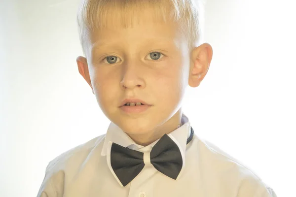 Retrato de um menino em um fundo branco — Fotografia de Stock