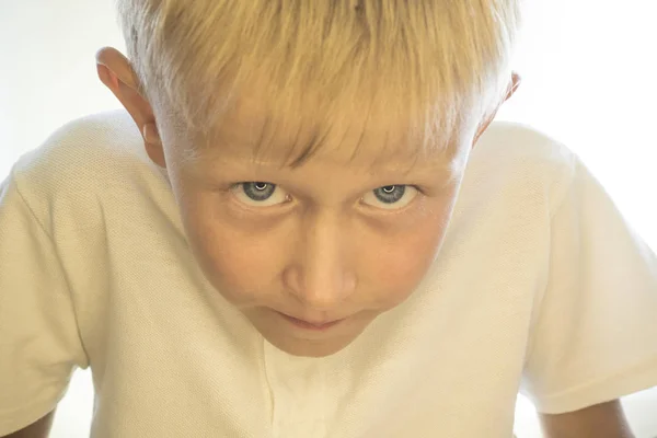 Retrato de um menino em um fundo branco — Fotografia de Stock