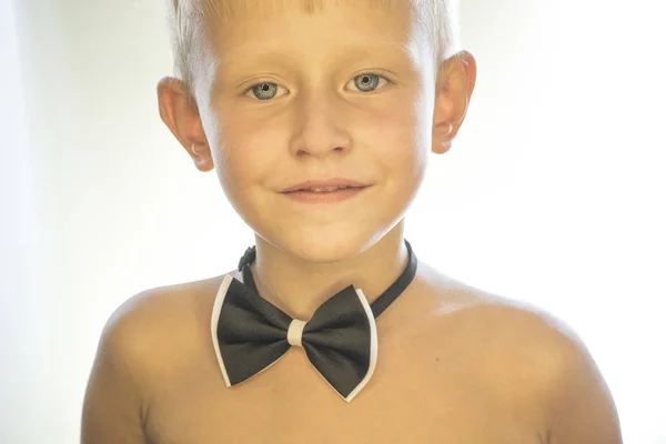Портрет маленького мальчика на белом фоне — стоковое фото
