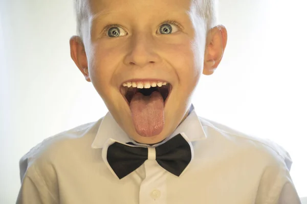 Un niño pequeño está mostrando su lengua —  Fotos de Stock