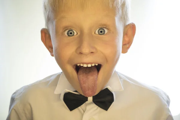 Un niño pequeño está mostrando su lengua — Foto de Stock